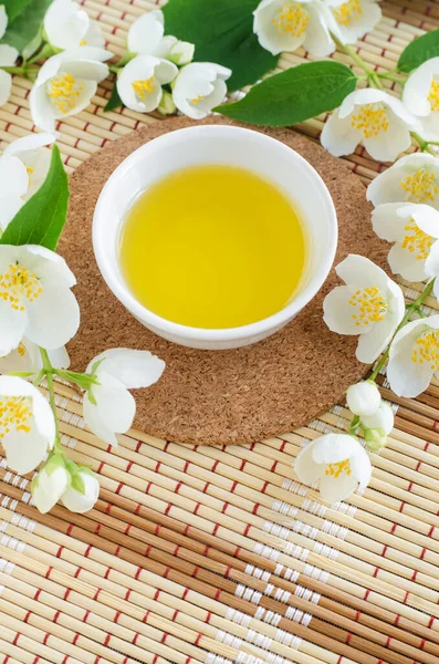 Mangkuk Putih Kecil Dengan Minyak Aroma Kosmetik Dan Bunga Melati — Stok Foto