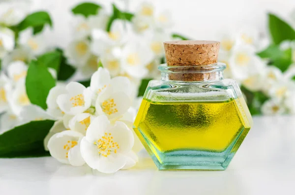 Malá Vinná Láhev Kosmetickým Čistícím Aromatickým Olejem Bílými Jasmínovými Květy — Stock fotografie