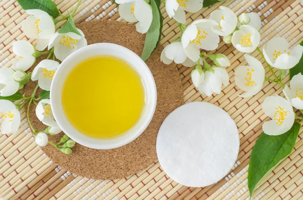 Mangkuk Putih Kecil Dengan Minyak Aroma Kosmetik Pembersihan Bantalan Kapas — Stok Foto