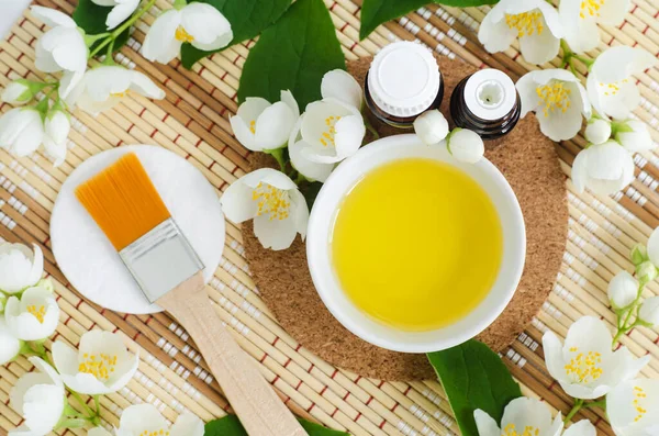 Malá Bílá Miska Kosmetickým Aromatickým Olejem Malými Lahvičkami Esenciálním Olejem — Stock fotografie