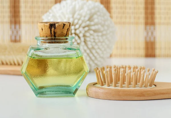Botol Antik Dengan Minyak Kosmetik Dan Sikat Rambut Kayu Spa — Stok Foto