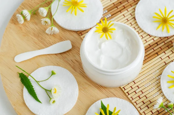 Wit Gezichtsmasker Gezichtscrème Haarmasker Body Butter Gezichtsreiniger Kleine Witte Pot — Stockfoto