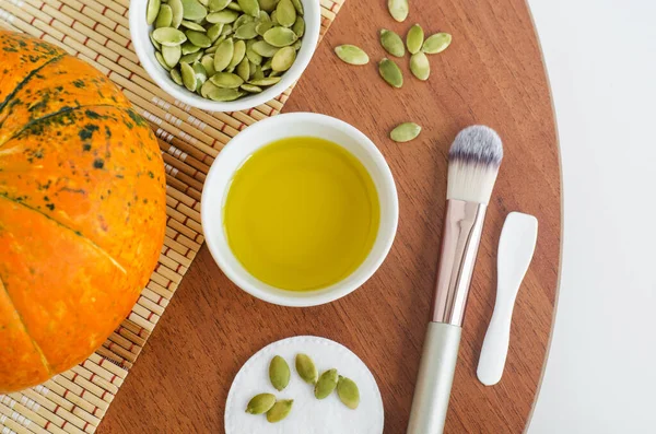 Kleine Witte Schaal Met Pompoenpitolie Wattenschijfje Cosmetische Borstel Ingrediënten Voor — Stockfoto