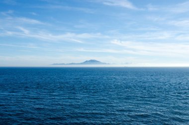 Cebelitarık Boğazı 'nın İngiliz denizaşırı toprakları Cebelitarık' tan görünüşü. Arka planda Fas ve Jebel Musa dağı..   