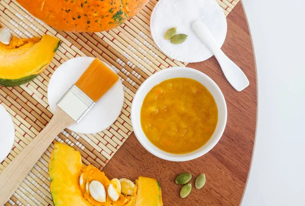 Pumpkin Puree Segar Dalam Mangkuk Putih Kecil Bantalan Kapas Dan — Stok Foto