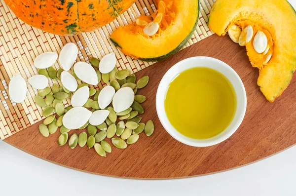 Mangkuk Putih Kecil Dengan Minyak Biji Labu Bahan Makanan Sehat — Stok Foto