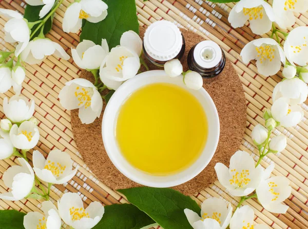 Malá Bílá Miska Kosmetickým Masážní Čistící Aromatickým Olejem Malými Lahvičkami — Stock fotografie