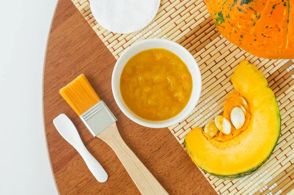 Pumpkin Puree Segar Dalam Mangkuk Putih Kecil Pad Kapas Dan — Stok Foto