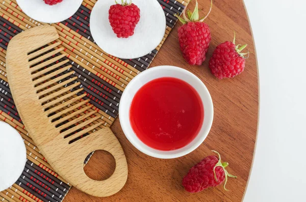 Diy Raspberry Wajah Atau Toner Rambut Dalam Mangkuk Putih Kecil — Stok Foto