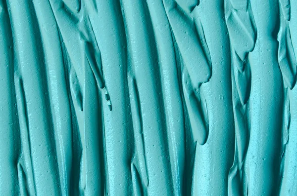 Açık mavi bentonit yüz kilini (aljinat maskesi, yüz kremi, vücut sargısı) kapat, seçici odaklanma. Fırça darbeleriyle soyut arkaplan. 