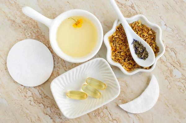 Mangkuk Putih Kecil Dengan Kosmetik Pijat Pembersihan Minyak Aroma Marigold — Stok Foto