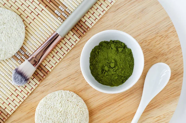 Matcha Green Tea Powder Small White Bowl Cosmetic Brush Loofah — Stock Photo, Image