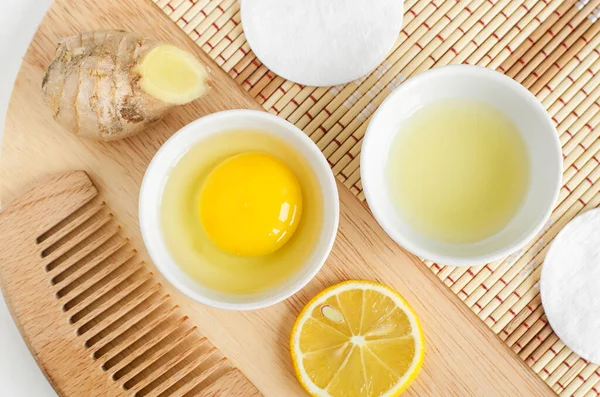 Telur Mentah Dalam Mangkuk Putih Kecil Jahe Jus Lemon Dan — Stok Foto