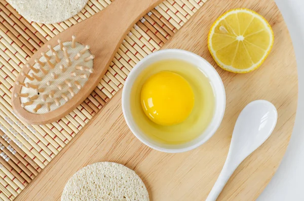 Küçük Beyaz Kasede Çiğ Yumurta Limon Dilimi Ahşap Saç Fırçası — Stok fotoğraf