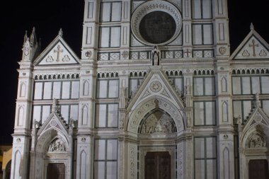 Florence, İtalya - 29 Ekim 2015: Cephe gece Kutsal Haç Kilisesi Floransa, İtalya