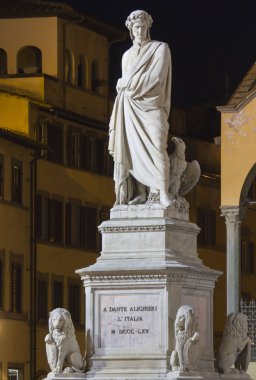 Florence, İtalya - 29 Ekim 2015: Nigh görünümünü Dante Alighieri heykeli Floransa, İtalya