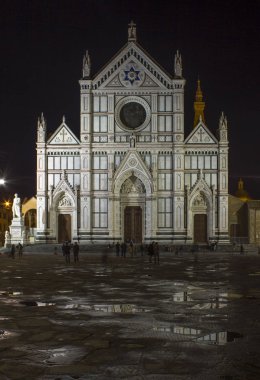 Florence, İtalya - Ekim 30 2015: Santa Croce Bazilikası (Holy Cross Katedrali) Floransa geceleri