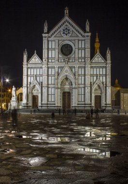Florence, İtalya - Ekim 30 2015: Santa Croce Bazilikası (Holy Cross Katedrali) Floransa geceleri