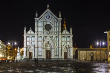 Florence, İtalya - Ekim 30 2015: Santa Croce Bazilikası (Holy Cross Katedrali) Floransa geceleri