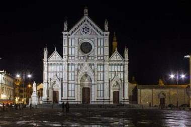 Florence, İtalya - Ekim 30 2015: Santa Croce Bazilikası (Holy Cross Katedrali) Floransa geceleri
