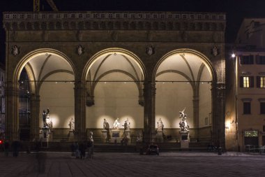 Florence, İtalya - Ekim 30 2015: Gece görünümünde Loggia dei Lanzi Piazza della Signoria Meydanı Floransa, İtalya