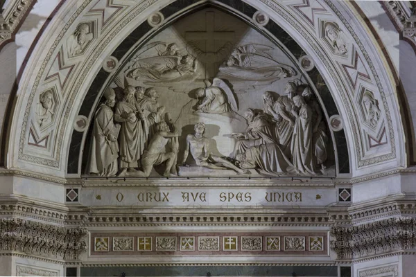Florencja Włochy Października 2015 Zbliżenie Płaskorzeźba Drzwiach Kościoła Świętego Krzyża — Zdjęcie stockowe