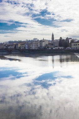 Florence, İtalya - 25 Kasım 2015: Floransa Arno Nehri üzerinde gökyüzünün su güzel yansıma