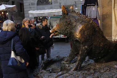 Florence, İtalya - 22 Kasım 2015: Porcellino heykeli Floransa etrafında insanlar, bu iyi şanslar ovmak tarafından onun burun ve bırak bir bozuk para getirmek