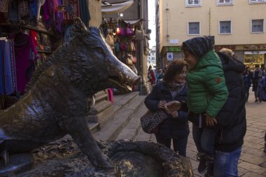 Florence, İtalya - 22 Kasım 2015: Porcellino heykeli Floransa etrafında insanlar, bu iyi şanslar ovmak tarafından onun burun ve bırak bir bozuk para getirmek