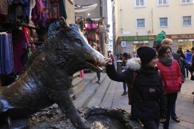 Florence, İtalya - 22 Kasım 2015: Porcellino heykeli Floransa etrafında insanlar, bu iyi şanslar ovmak tarafından onun burun ve bırak bir bozuk para getirmek