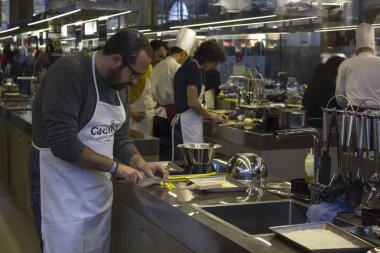 Florence, İtalya - 22 Kasım 2015: İnsanlar bir mutfak okulun Mercato Centrale Floransa, İtalya içinde içinde makarna yapmak öğrenmek
