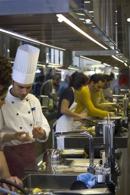 Florence, İtalya - 22 Kasım 2015: İnsanlar bir mutfak okulun Mercato Centrale Floransa, İtalya içinde içinde makarna yapmak öğrenmek