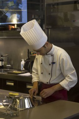 Florence, İtalya - 22 Kasım 2015: Ev yapımı makarna hazırlama Şef