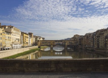 Florence, İtalya - 25 Kasım 2015: Gün görünümü tarihi Ponte Vecchio Köprüsü Floransa, İtalya