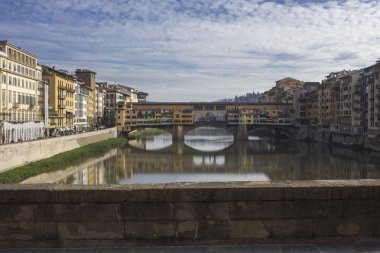 Florence, İtalya - 25 Kasım 2015: Gün görünümü tarihi Ponte Vecchio Köprüsü Floransa, İtalya