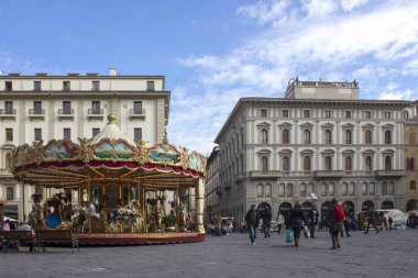 Florence, İtalya - 25 Kasım 2015: Piazza della Repubblica onun famour atlıkarınca ile Floransa'da