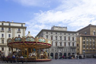 Florence, İtalya - 25 Kasım 2015: Piazza della Repubblica onun famour atlıkarınca ile Floransa'da