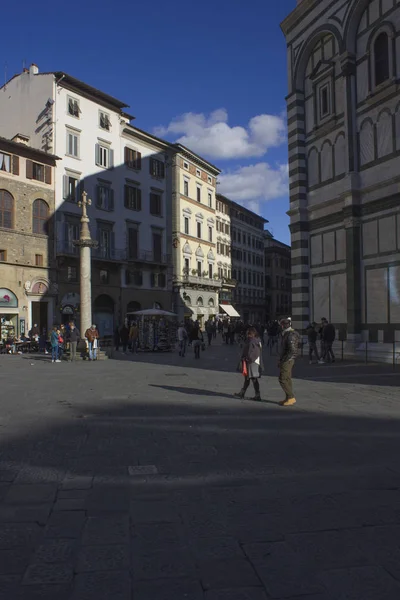 フィレンツェ イタリア 2015 フィレンツェを歩いている人々ドゥオーモ大聖堂広場 — ストック写真