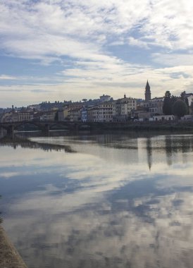 Florence, İtalya - 25 Kasım 2015: Floransa Arno Nehri üzerinde gökyüzünün su güzel yansıma