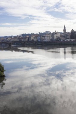 Florence, İtalya - 25 Kasım 2015: Floransa Arno Nehri üzerinde gökyüzünün su güzel yansıma
