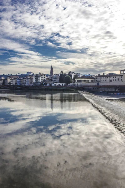 Florence, İtalya - 25 Kasım 2015: Floransa Arno Nehri üzerinde gökyüzünün su güzel yansıma