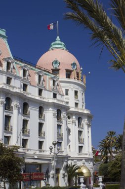 Nice, Fransa - 22 Nisan 2017: Cephe tarihi Le Negresco Hotel Nice, Fransa