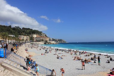 Nice, Fransa - 22 Nisan 2017: az insan üzerinde plaj Nice Cote d'Azur, Fransa