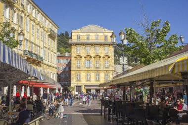 Nice, Fransa - 22 Nisan 2017: Pazar ile Eski Nice Cours Saleya antik cadde