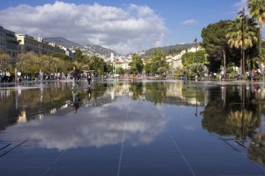 Nice, Fransa - 22 Nisan 2017: Promenade du Paillon Nice, zemin ve çevresinde birkaç kişi su yansımalar