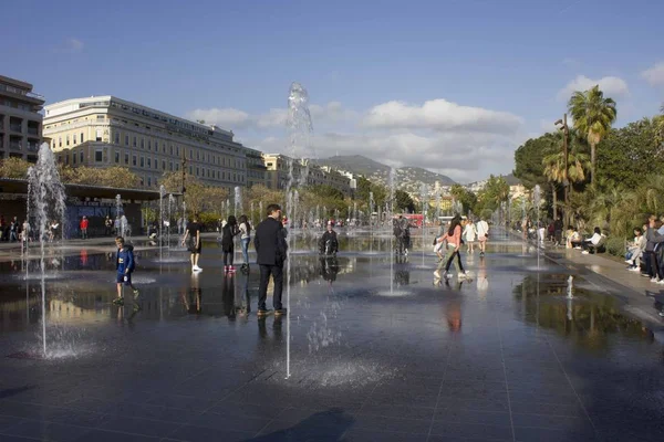 Nice Frankrijk April 2017 Games Van Water Bezinning Promenade Paillon — Stockfoto