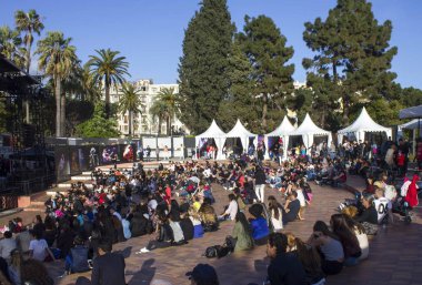 Nice, Fransa - 22 Nisan 2017. kalabalık insan güzel bir konser için bekleyen açık