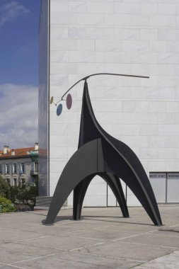 Nice - Fransa - 23 Nisan 2017: Modern heykel Mamac Müze Meydanı Nice, Fransa