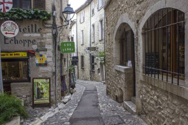 Saint Paul De Vence, Fransa - 24 Nisan 2017: küçük sokak mağazaların içinde şehir Saint Paul de Vence, Fransa