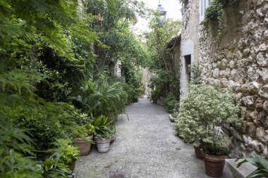 Saint Paul De Vence, Fransa - 24 Nisan 2017: küçük yaya sokak Saint Paul De Vence, Fransa